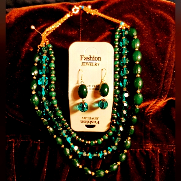 Stunning Brand New Green layer necklace set with matching earrings 😍🥳 - Picture 3 of 6